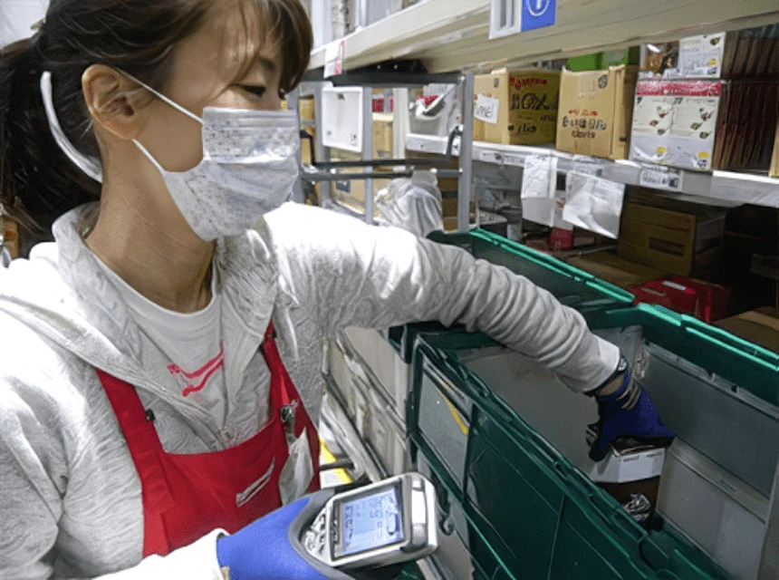 番号をスキャンし、間違いなく商品を仕分け